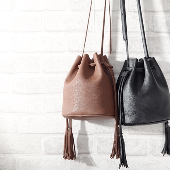 H&M Handbags - ❤️HP❤️Tan mini bucket tassel bag