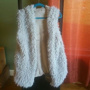 💚🚨NWT🚨Hooded grey furry vest