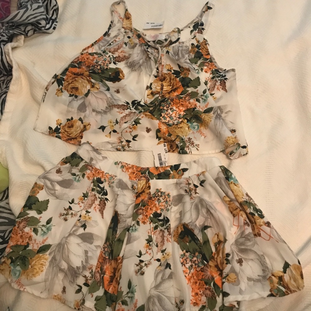 White floral 2 piece set new with tags