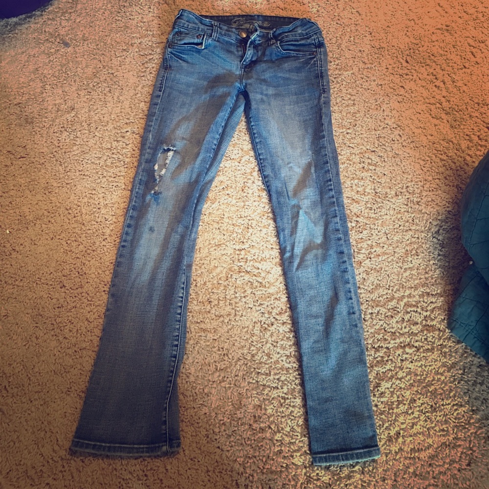 Distressed dELiA*s Reese Light Wash 0P Jeans