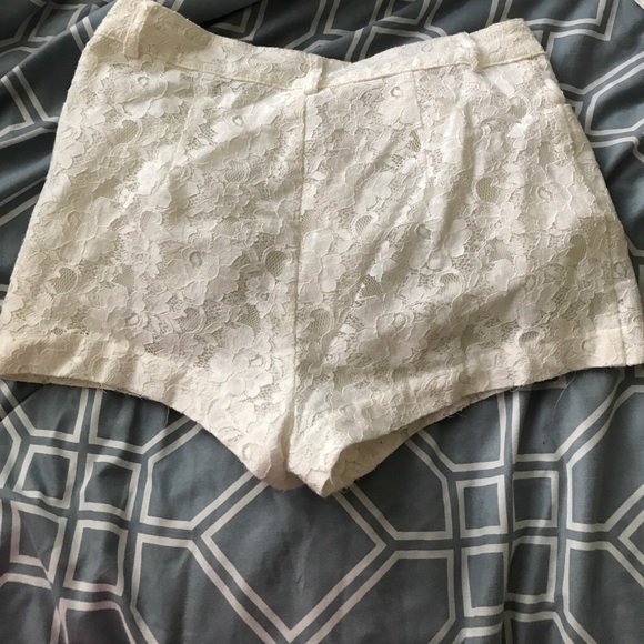 High-waisted lace shorts - Picture 2 of 3