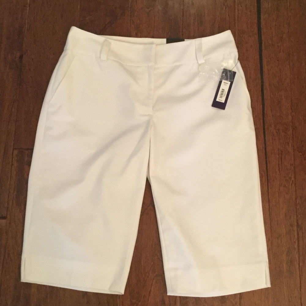 NWT   White Bermuda shorts by Apt 9.  Size 6