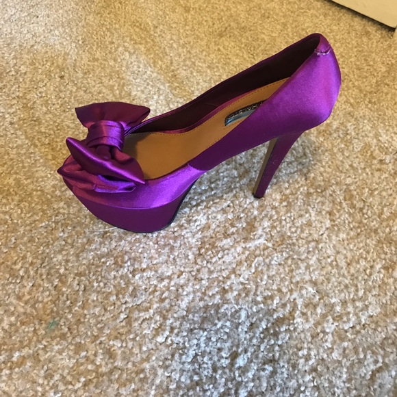 New Heels, never worn - Picture 2 of 4