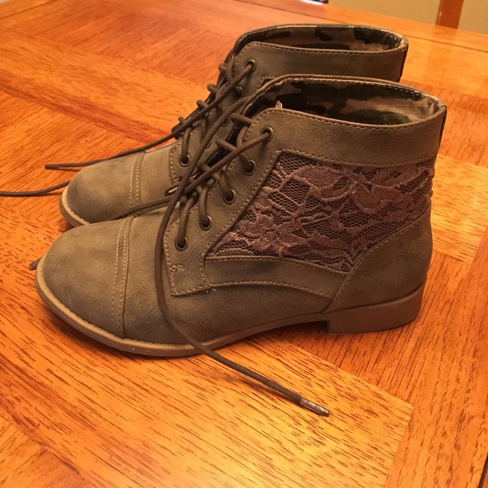 Ankle boots by Pinkie, Size 6.5 Brown Like New