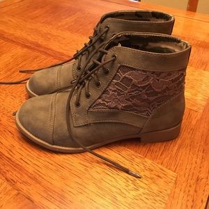 Ankle boots by Pinkie, Size 6.5 Brown Like New