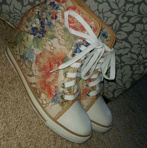 Lace  overlay sneaker wedge Chuck  Style