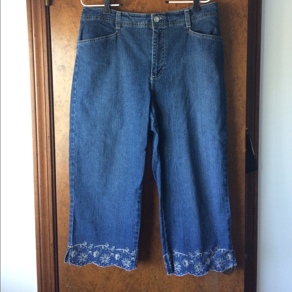 Gloria Vanderbilt denim capris with beige trim