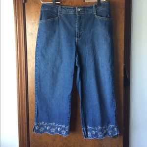 Gloria Vanderbilt denim capris with beige trim