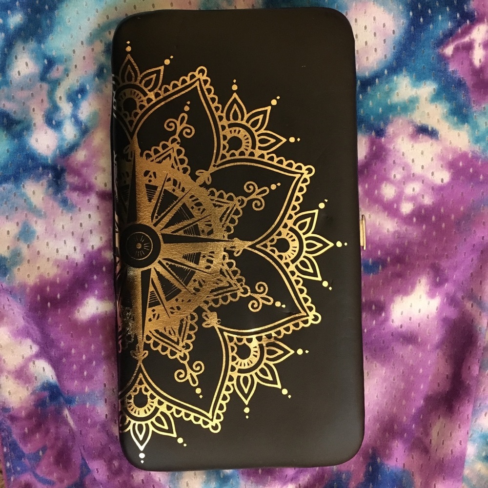 ❗️Sale❗️Trendy gold and black clutch