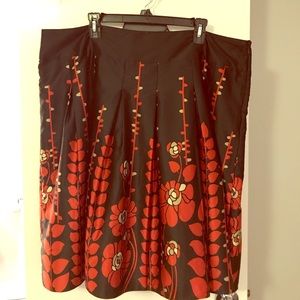 A line skirt with red and gold accents