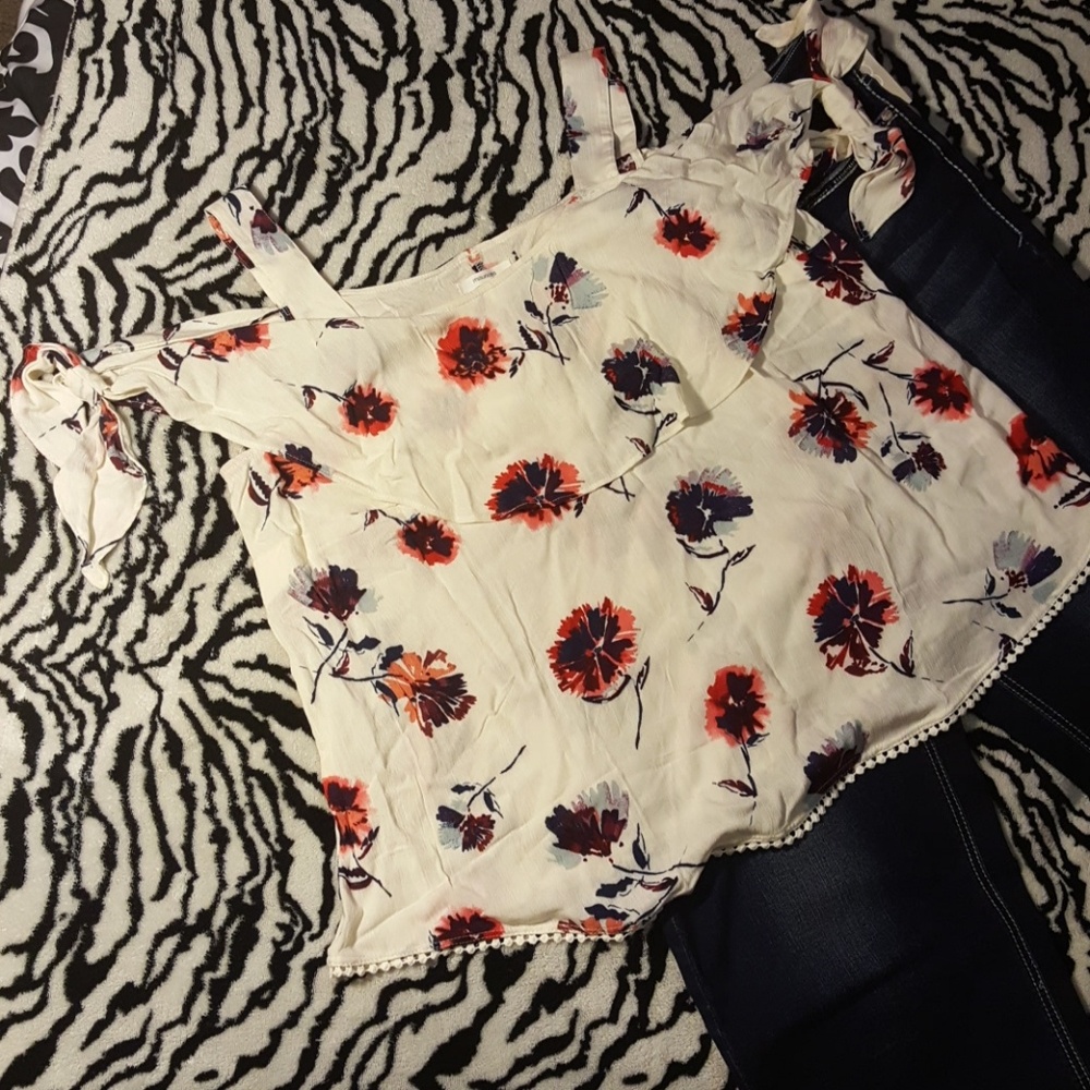 🎉FINAL PRICE🎉Plus Size Cold Shoulder Top