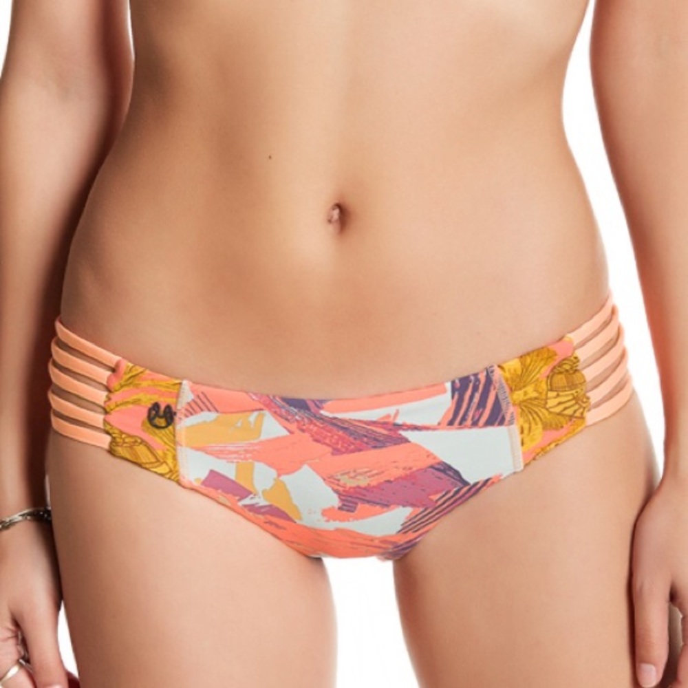 NWT Maaji strappy side reversible bottom