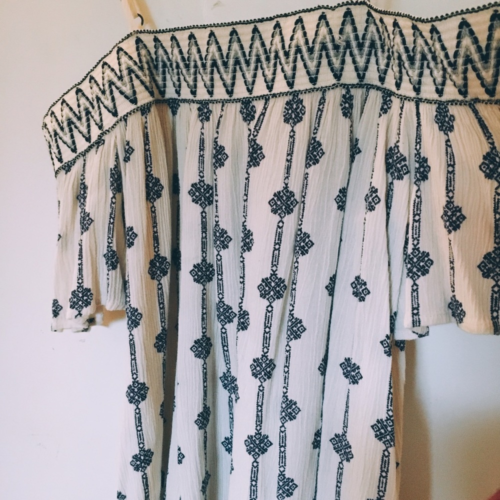 white & blue patterned off the shoulder top 🌟