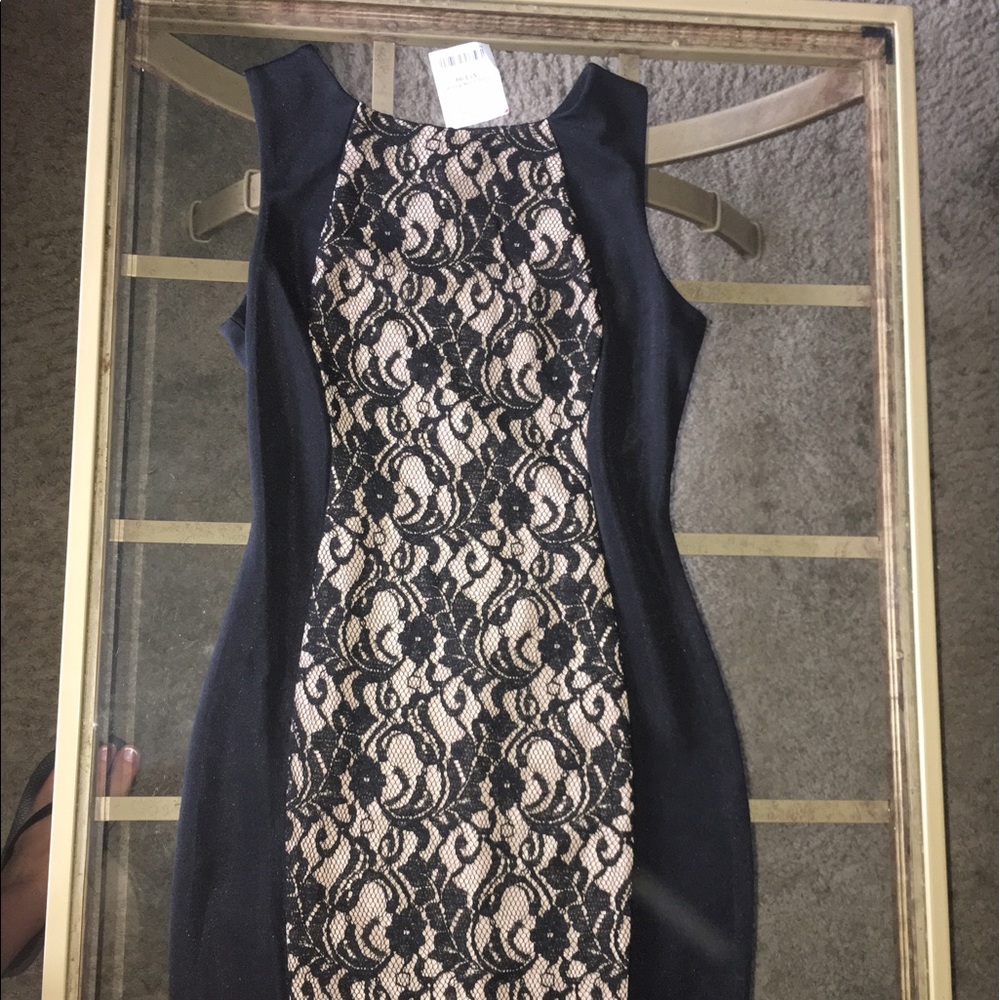 Black lace dress - Picture 2 of 4