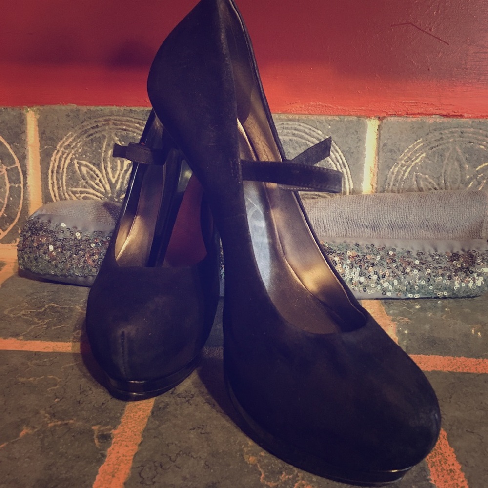 Used GUESS pump