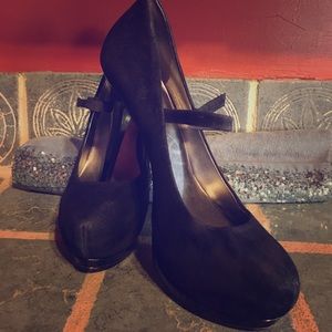 Used GUESS pump