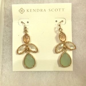 Kendra Scott earrings. 💁🏼
