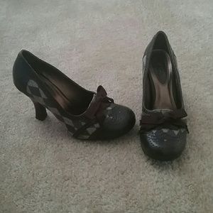 Menswear inspired argyle & brown pumps