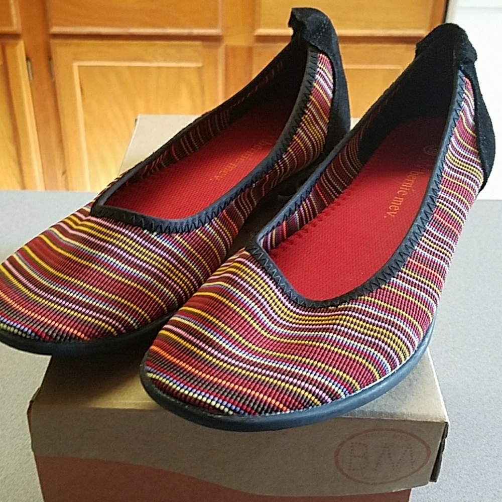 Multi-colored flats with memory foam.