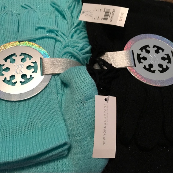 2 Winter Scarves Set With 2 Gloves - NWT - Picture 2 of 3