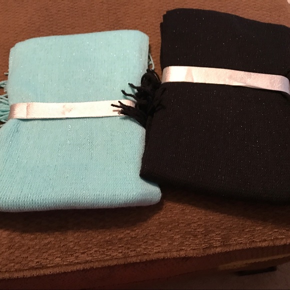 2 Winter Scarves Set With 2 Gloves - NWT - Picture 3 of 3