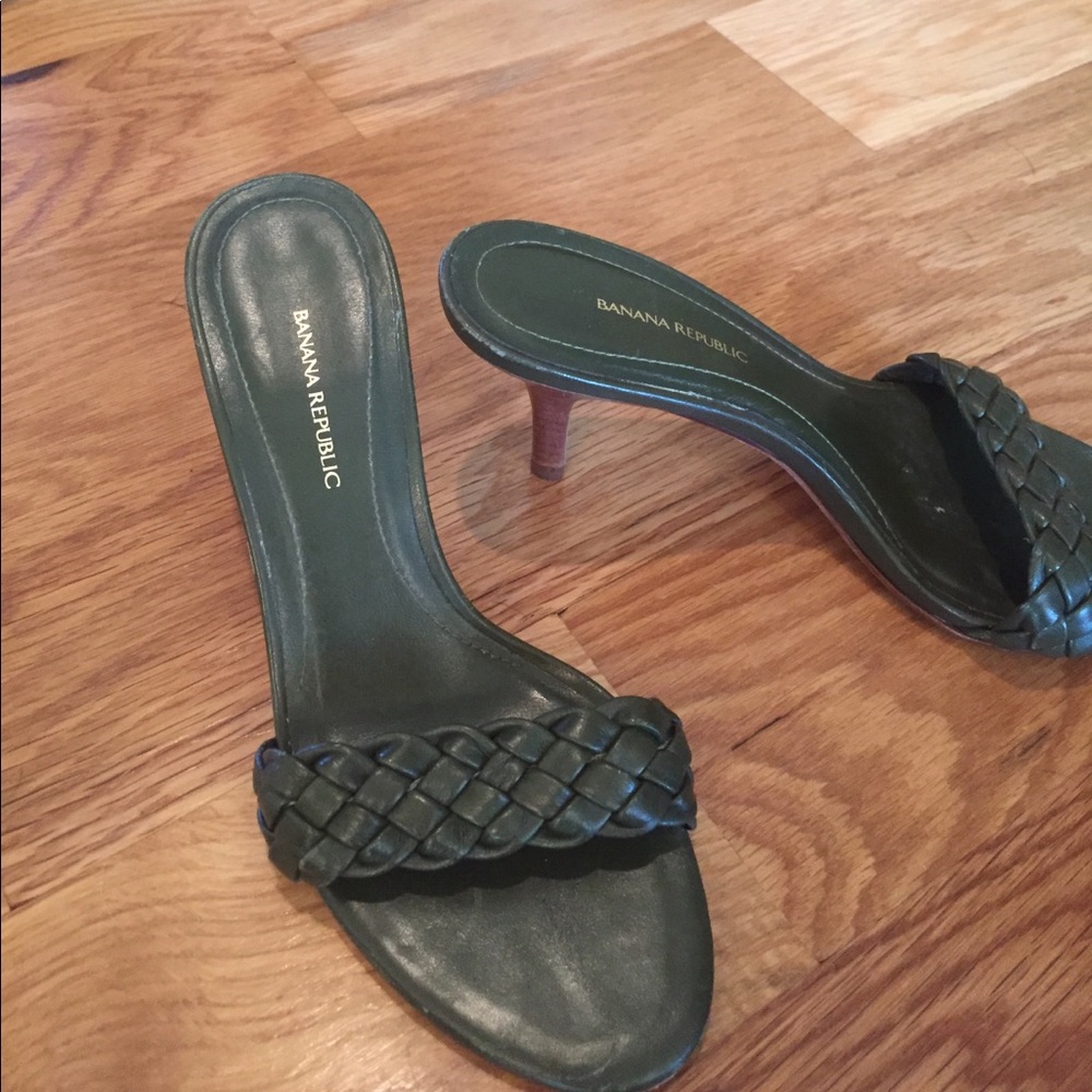 Banana Republic sandals green size 5