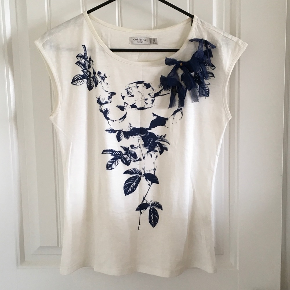 Printed shirt with bows and sequins