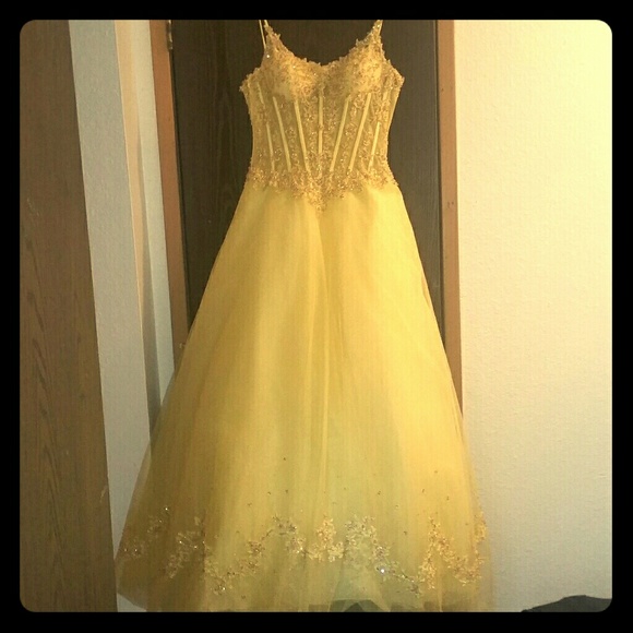 Formal dress - Picture 1 of 4
