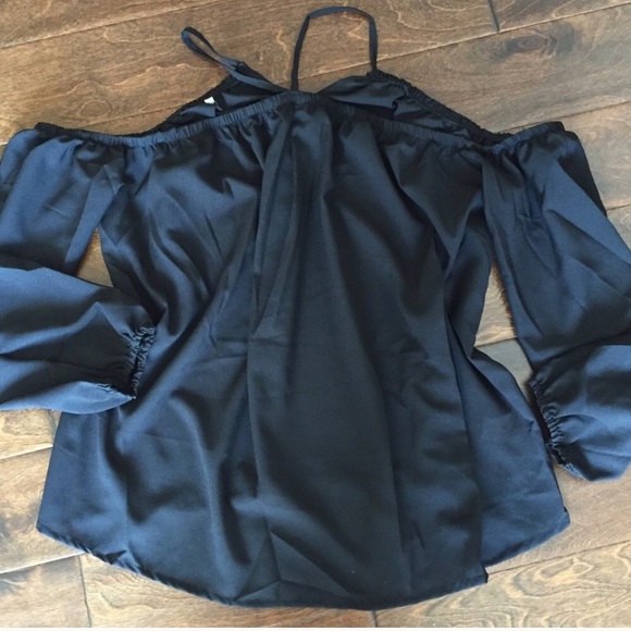 🎉 Black Cold Shoulder Top Size Small - Picture 6 of 6