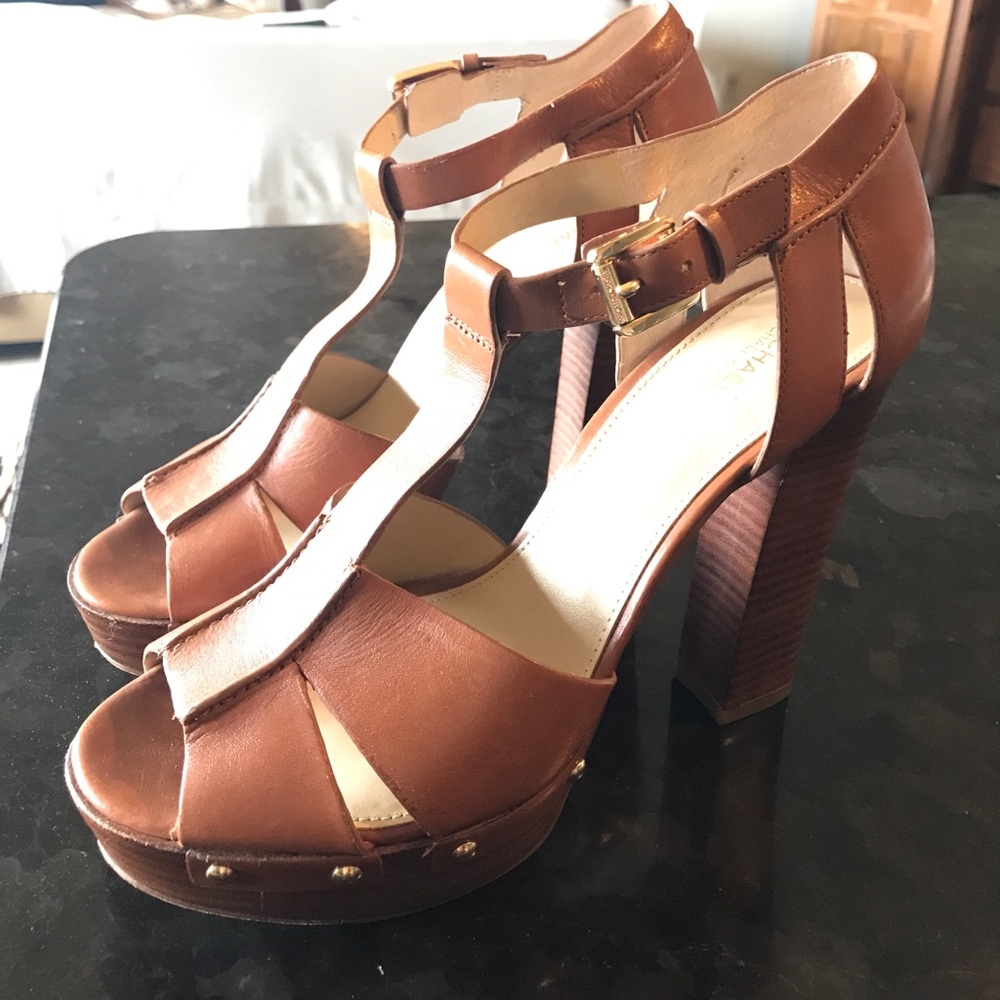 Micheal Kors cognac brown studded pumps 👠