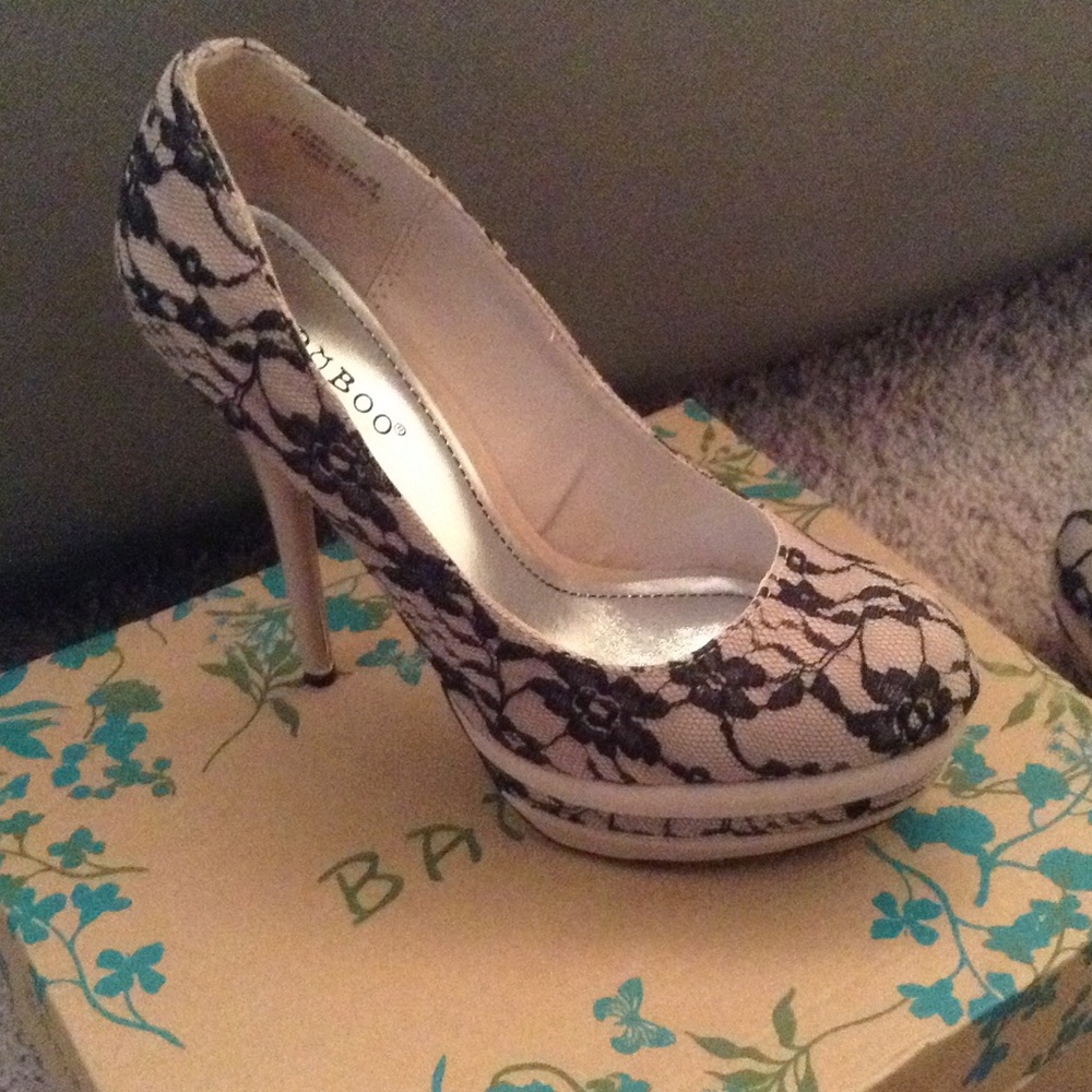 Bamboo nude lace pumps