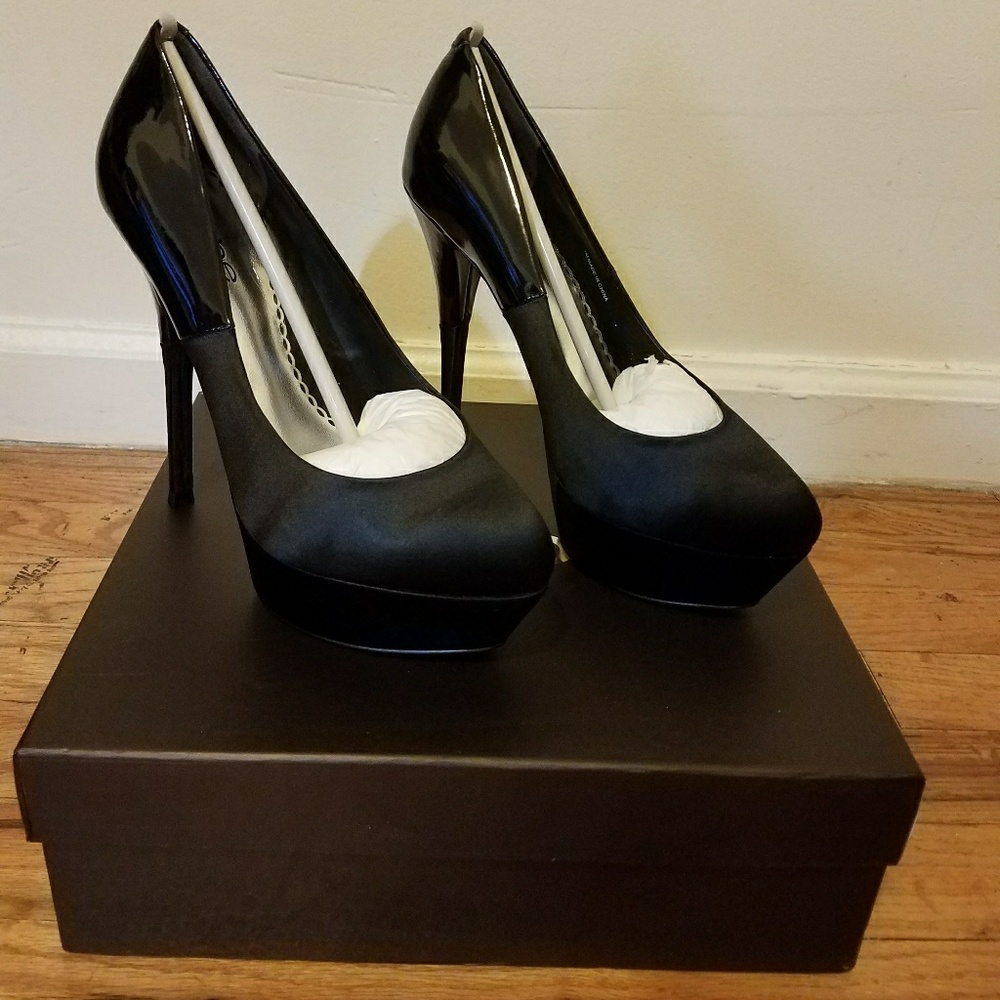 Bebe Rosario platform pump.