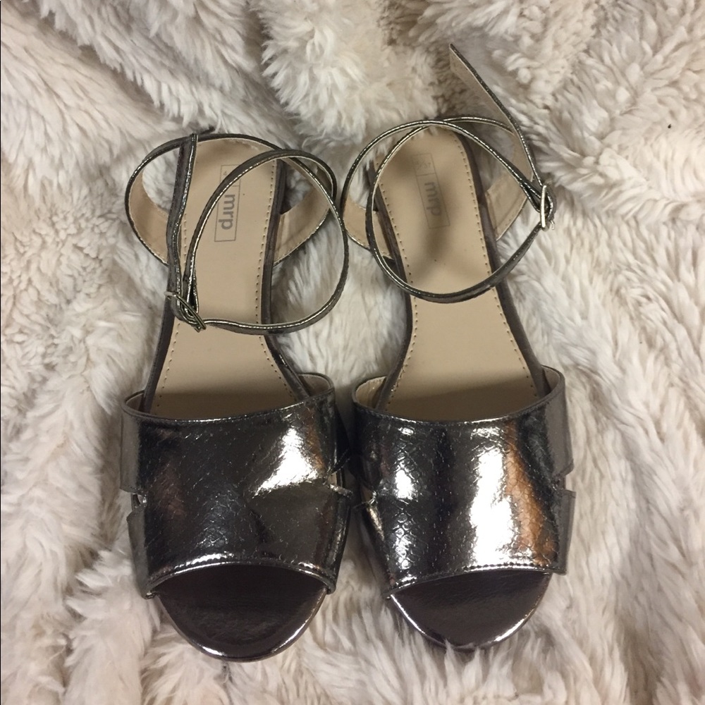 Silver Peep-toe Flat Sandals
