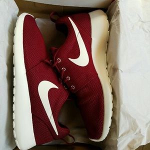 Burgundy roshes size 6