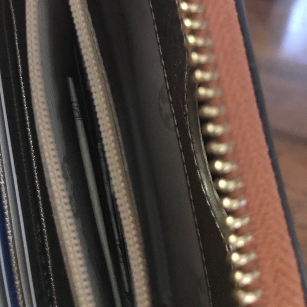 Tory burch wristlet - Picture 2 of 4
