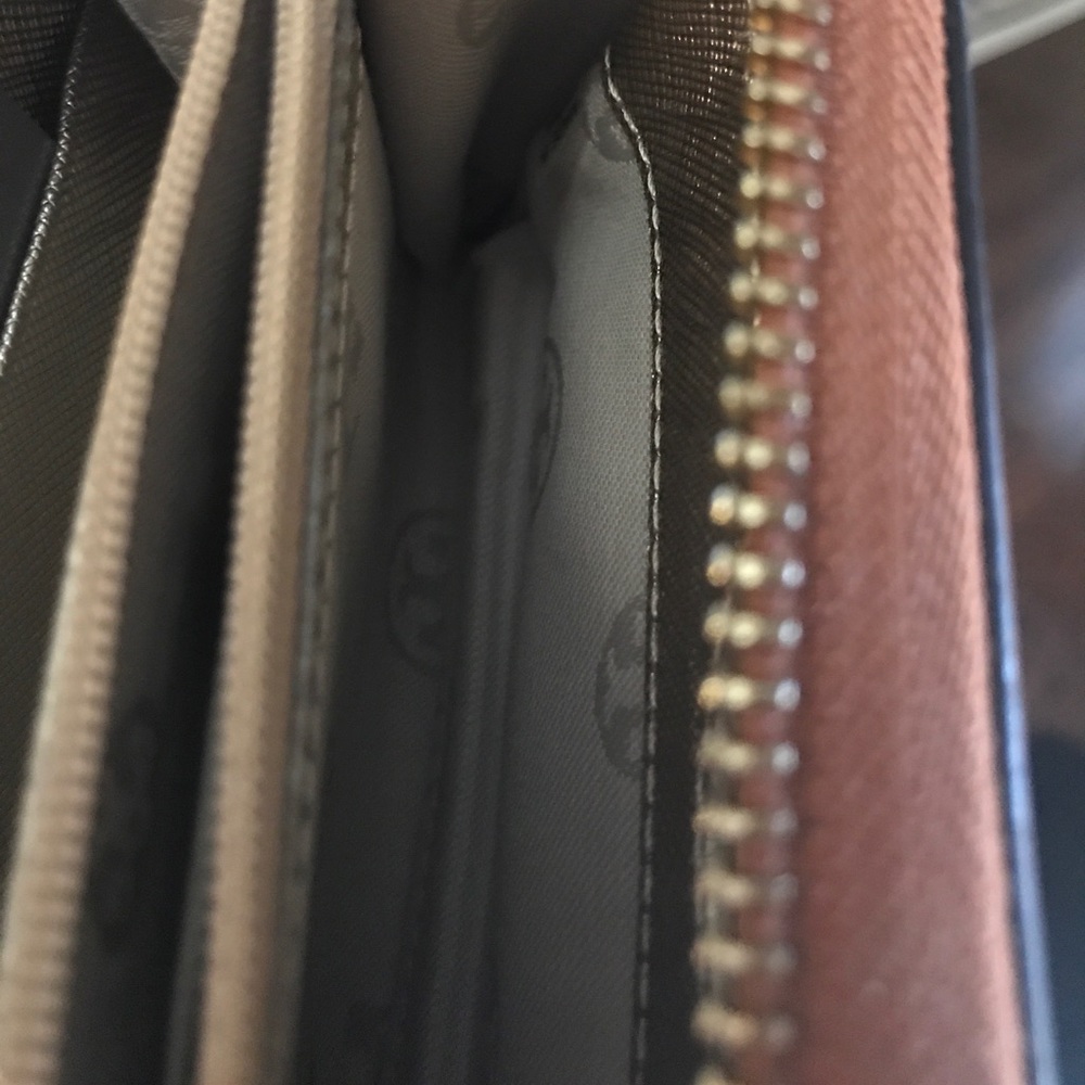 Tory burch wristlet - Picture 3 of 4