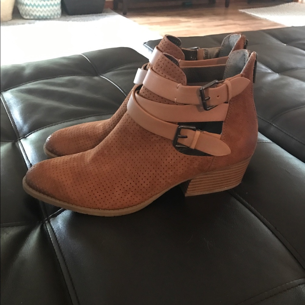Kenneth Cole Reaction Ankle booties!