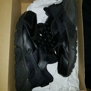 All black huarache run