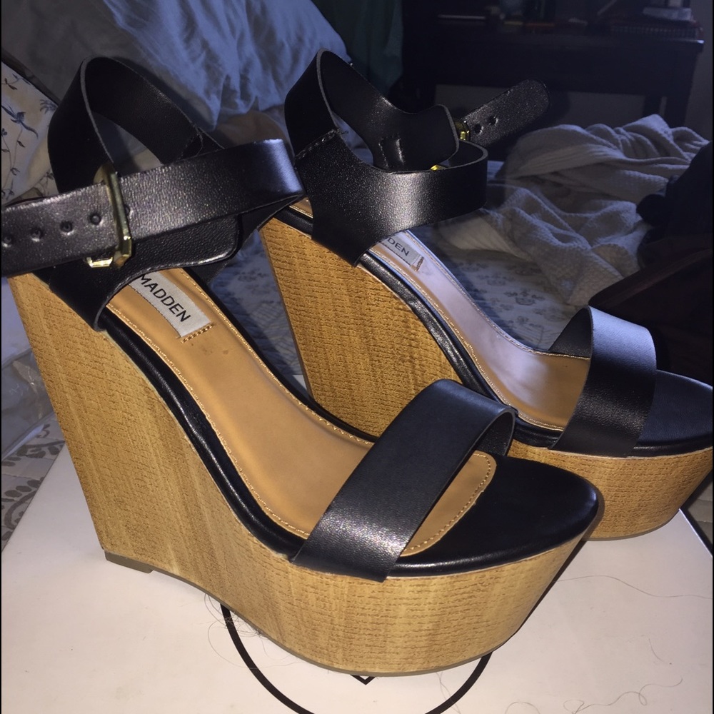 Steve Madden Azul black wedges