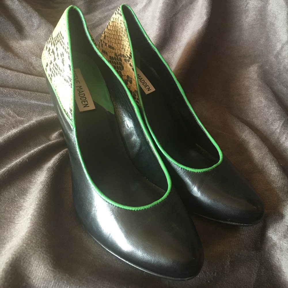 Steve Madden Snake, Black with Green Trim - Picture 3 of 5