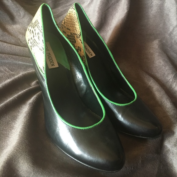 Steve Madden Snake, Black with Green Trim - Picture 3 of 5