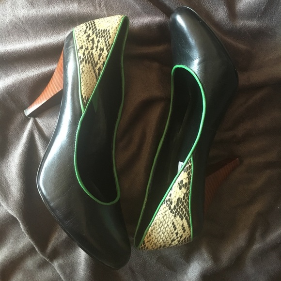 Steve Madden Snake, Black with Green Trim - Picture 4 of 5