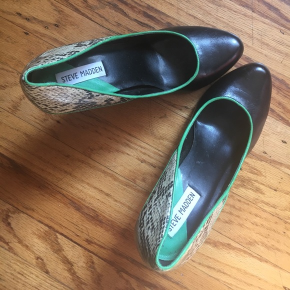 Steve Madden Snake, Black with Green Trim - Picture 2 of 5