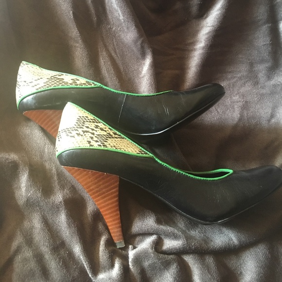 Steve Madden Snake, Black with Green Trim - Picture 5 of 5