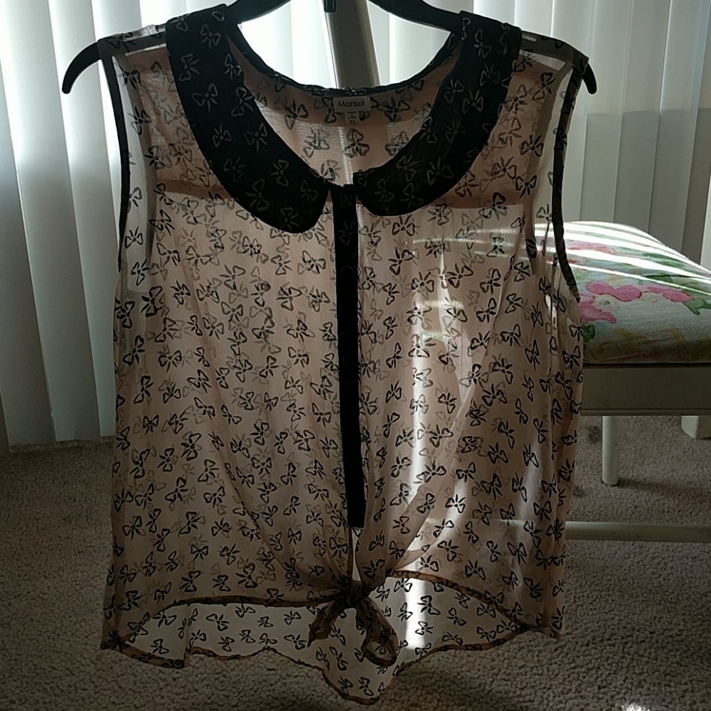 Cute flowy blouse, covered in bows