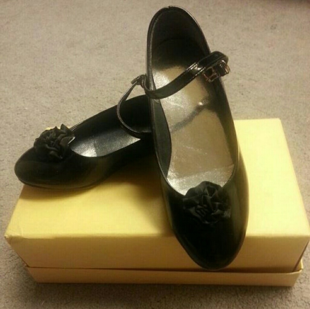 Little girl's patent leather dress shoes, size: 13