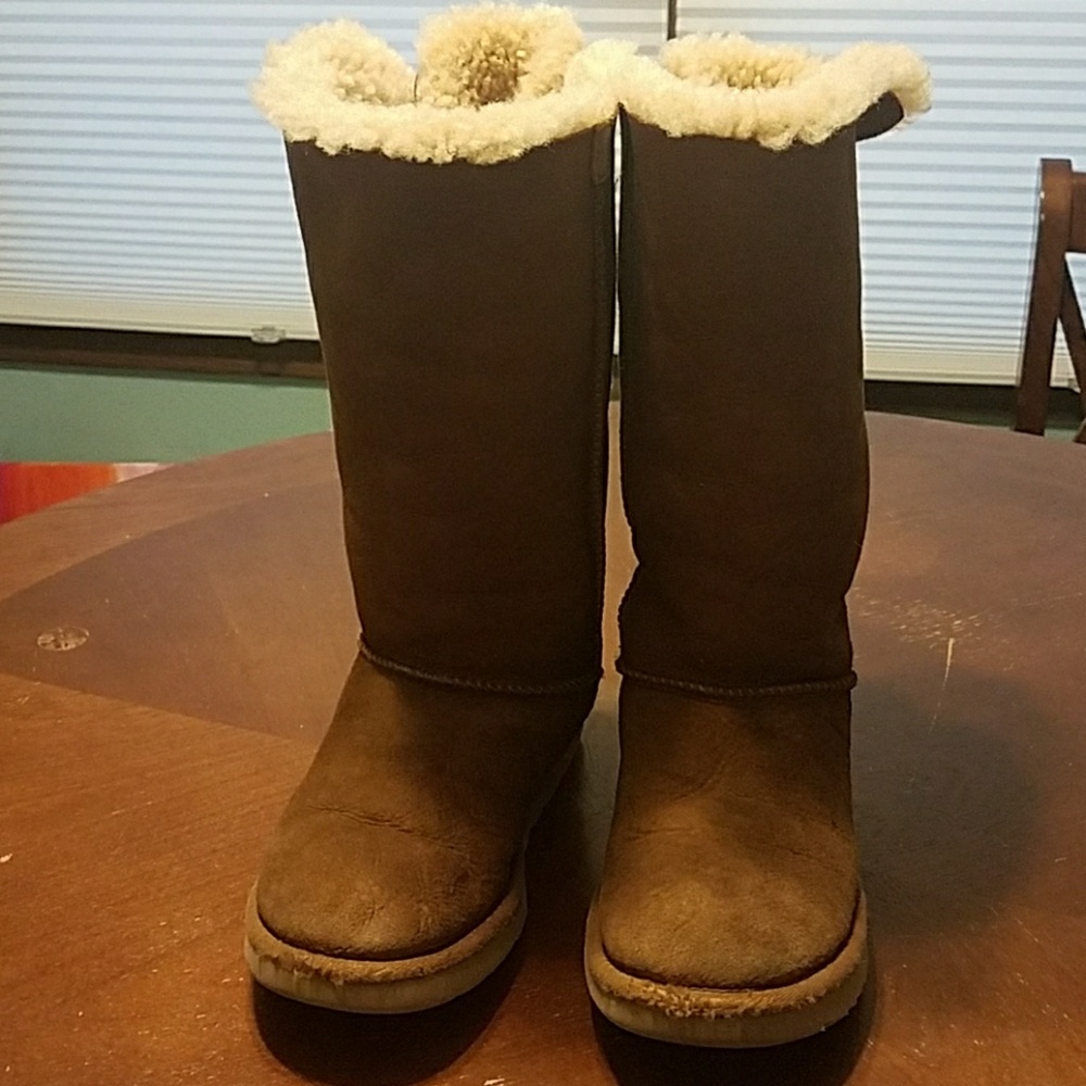 Ugg Bailey Bow size 7
