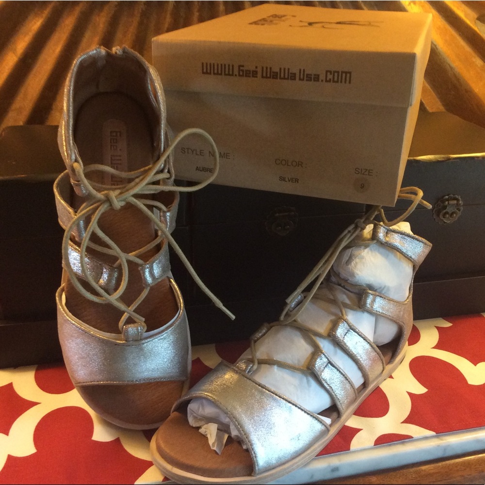 Gee Wa Wa Aubrey Silver Gladiator Sandal 9 NIB!