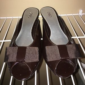 BLACK BOW KITTEN HEELS