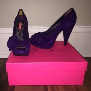 Betsy Johnson purple velvet pumps